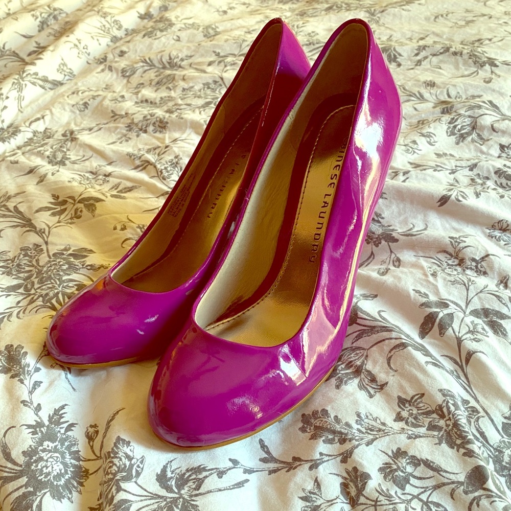 Chinese Laundry magenta pumps